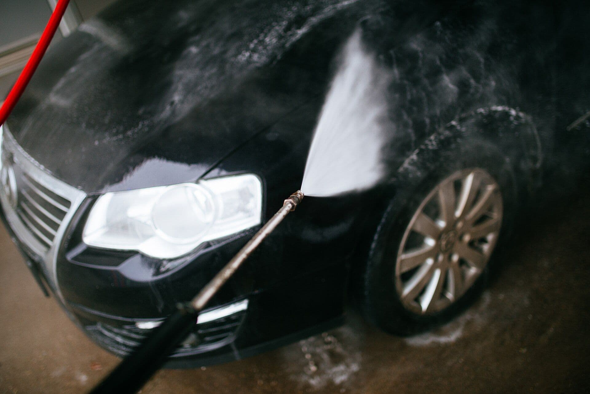 Jato de água limpando a lataria de um carro