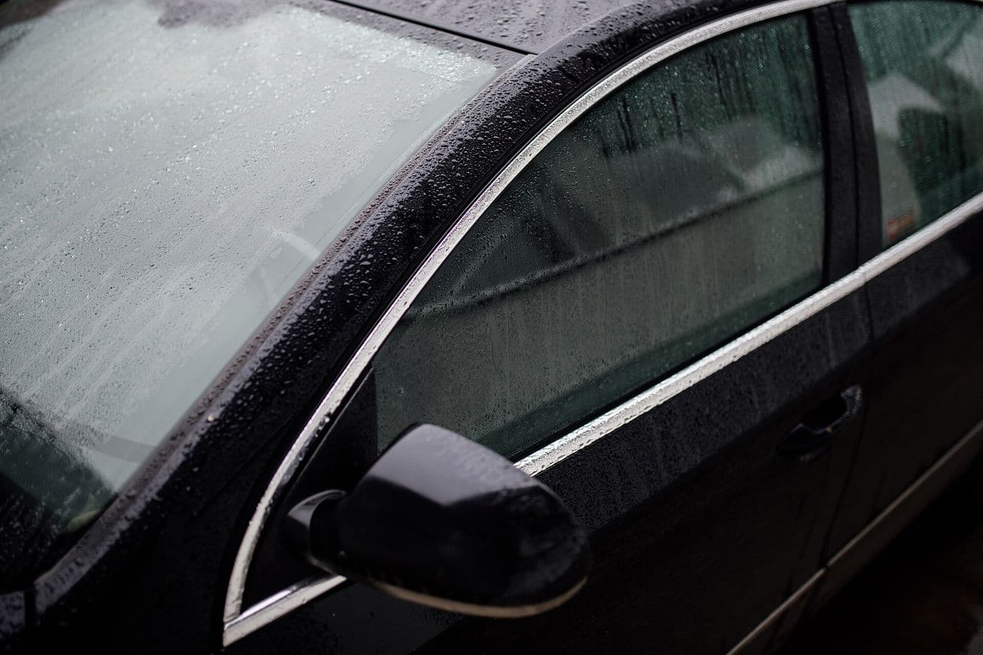 Carro limpo com gotas de água após enceramento