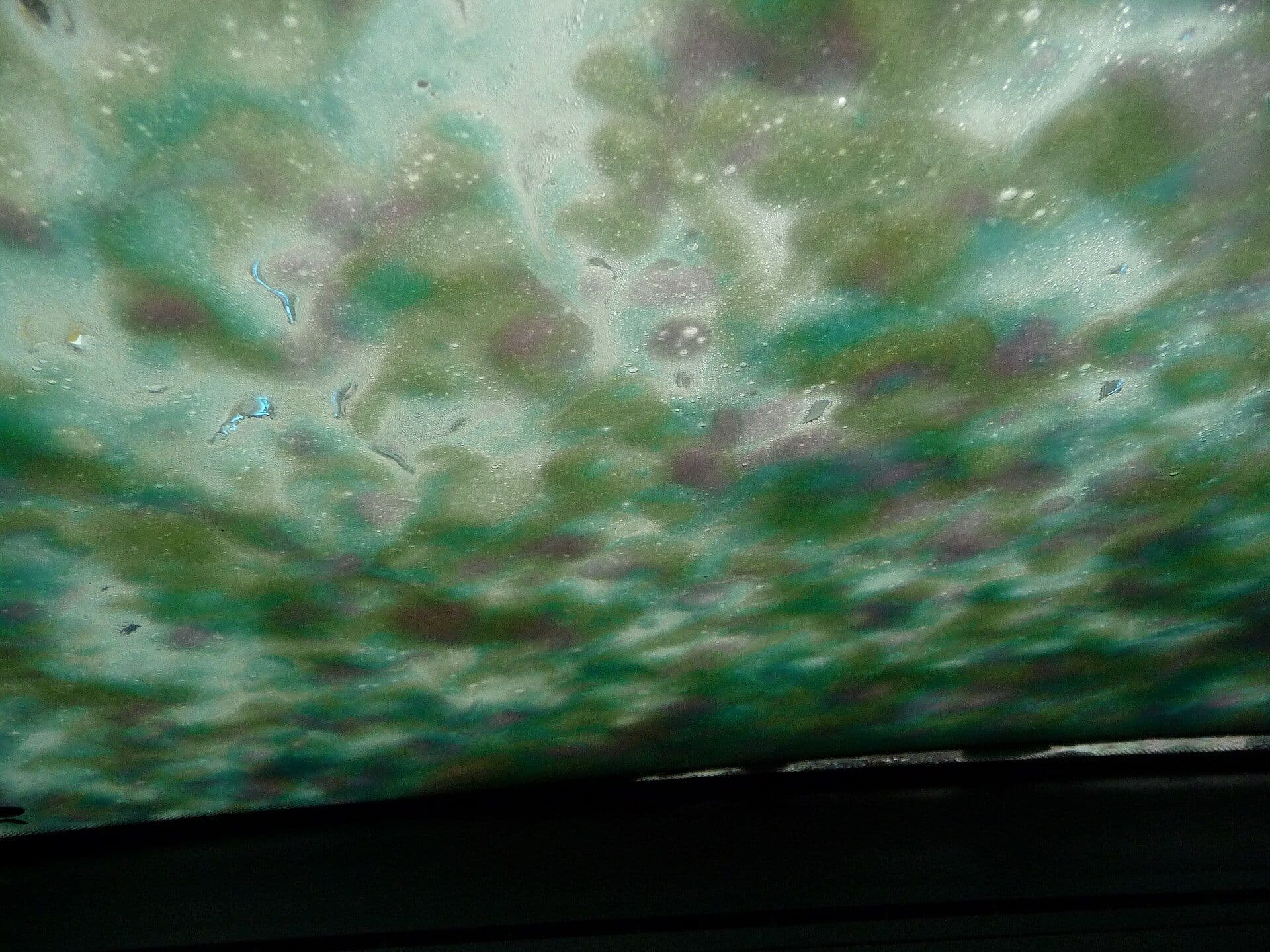 Carro coberto de espuma durante a lavagem